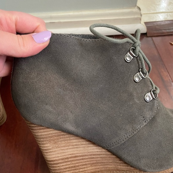 Express Women’s Gray Suede Wedge Booties Size 8.5 - Picture 10 of 14